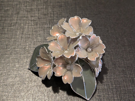 ブローチ　白鼠（しろねずみ）×沈香茶（とのちゃ）－Pearl Gray × Chinese Green－
