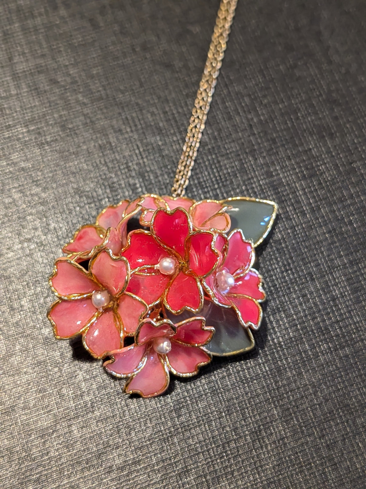 ネックレス　紅梅色×中紅×青丹（こうばいいろ×なかべに×あおに）Orchid Pink × Cherry Pink × Cactus
