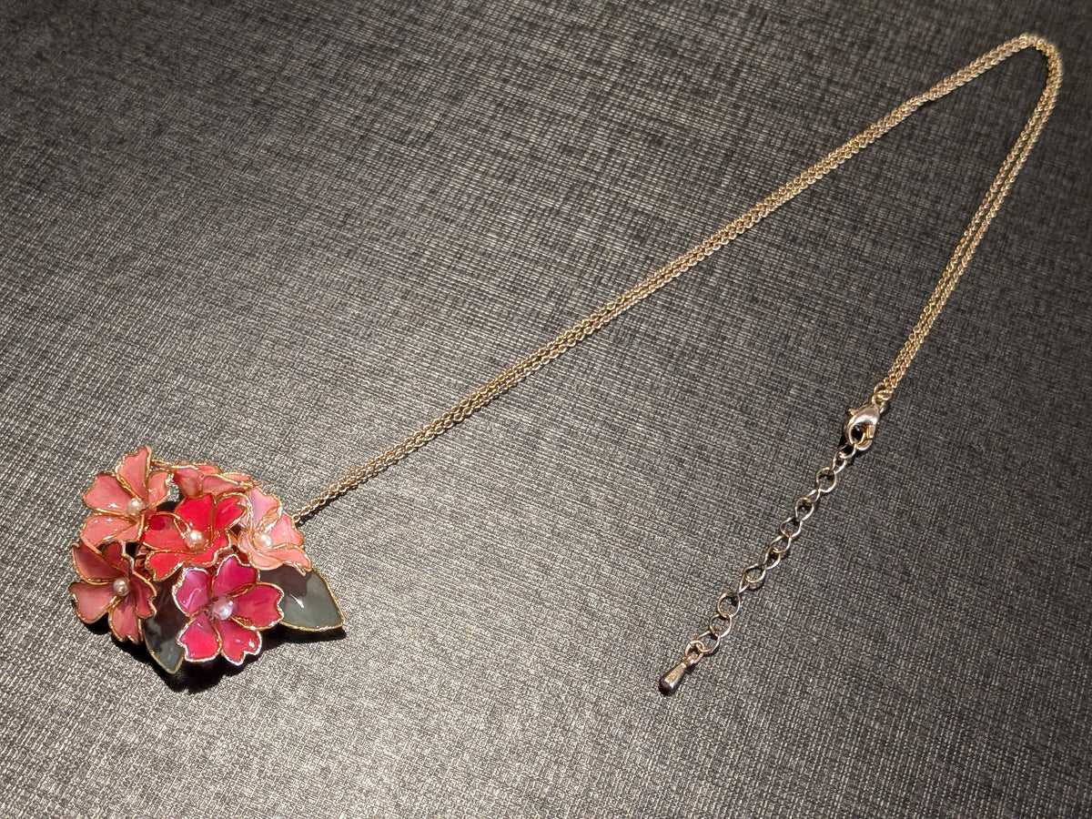 ネックレス　紅梅色×中紅×青丹（こうばいいろ×なかべに×あおに）Orchid Pink × Cherry Pink × Cactus